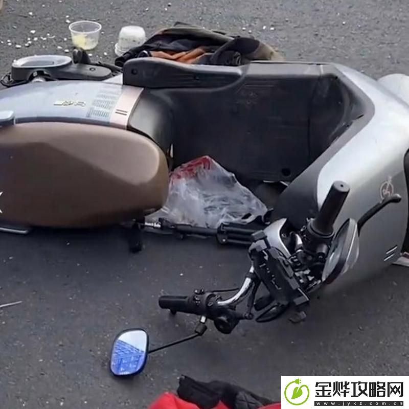 在车里被撞了八次-网友:你真的有那么背吗
