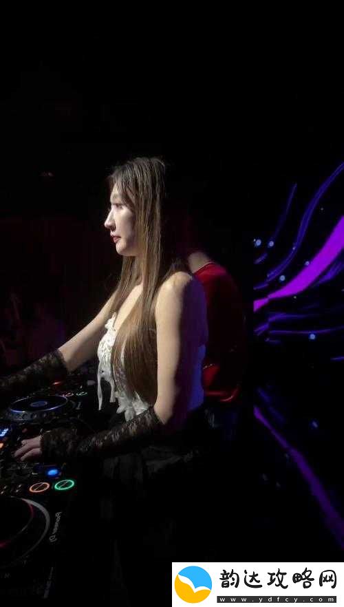 酒吧里-DJ-给我避孕套是什么意思:背后的缘由引人深思