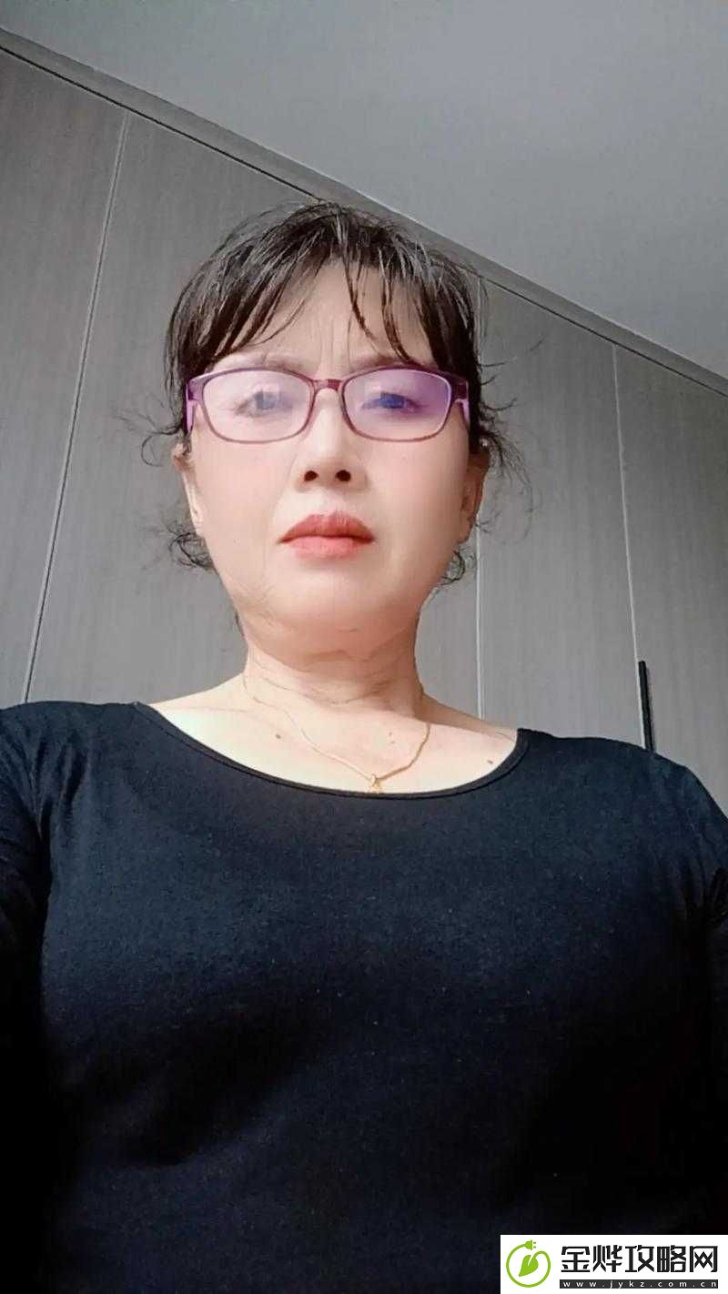 一个肥胖的老太婆在持续搡弄着什么