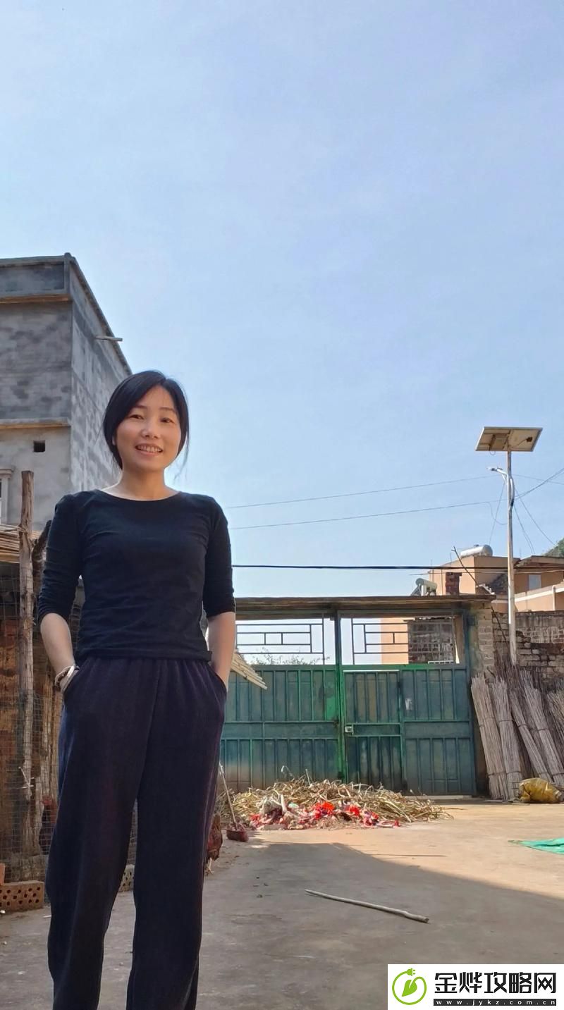 兰姨捂着嘴怕发出声音吵到-网友:为爱默默守护的她真让人感动