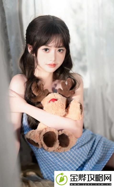 被一面膜胸口一面吃下部位片段戳中了网友感叹:这不就是我的生活写照吗!