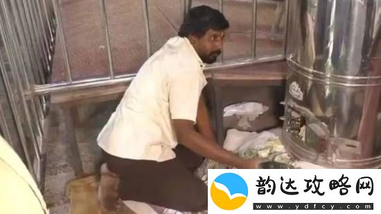 你敢信吗:印度男子手机掉进功德箱寺庙拒还-放进去的都属于神