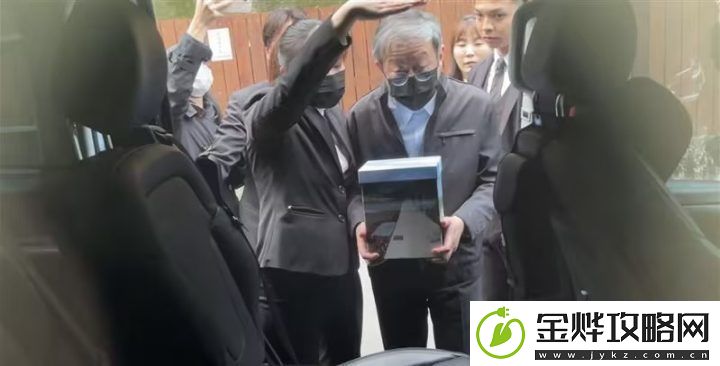 母亲琼瑶火化结束后