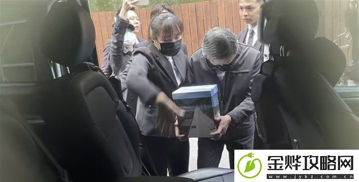母亲琼瑶火化结束后