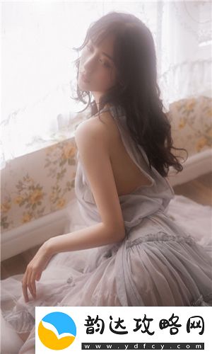 一面膜胸口一面吃下部位片段生活奇妙-网友:这一幕太会享受了吧!