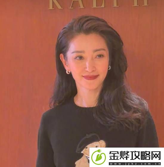 51岁李冰冰黑色紧身长裙出席活动