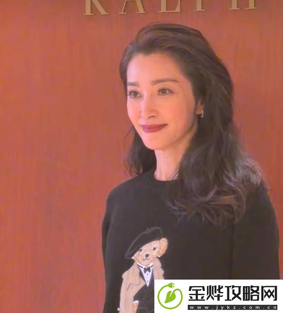 51岁李冰冰黑色紧身长裙出席活动