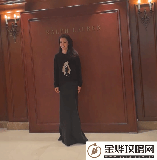 51岁李冰冰黑色紧身长裙出席活动-气质优雅状态极佳