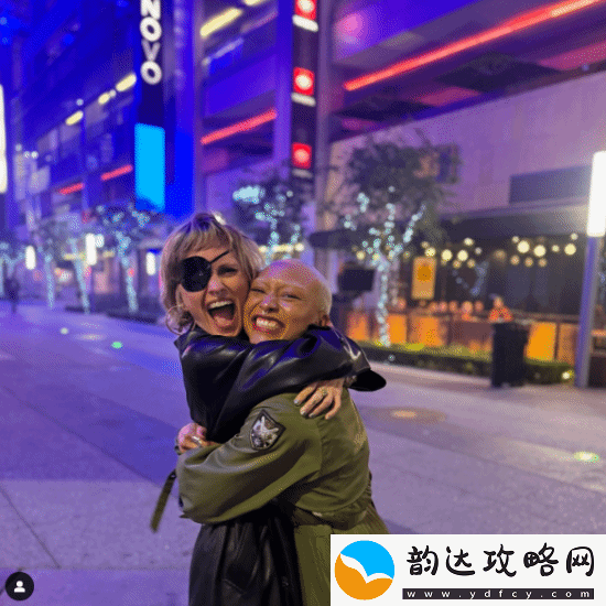 尼尔晒顽皮狗新作演员相拥合影:女主圆寸发型引注目