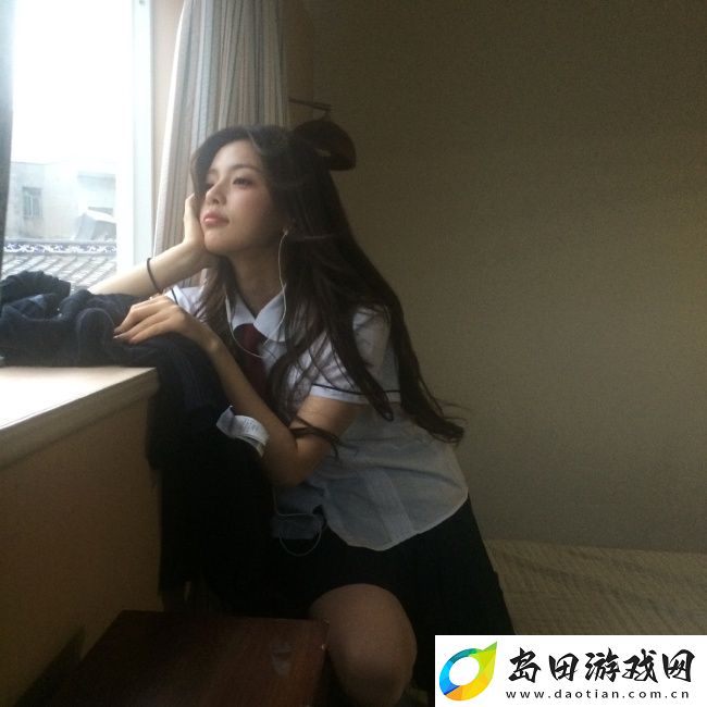 杨超越穿校服披卷发