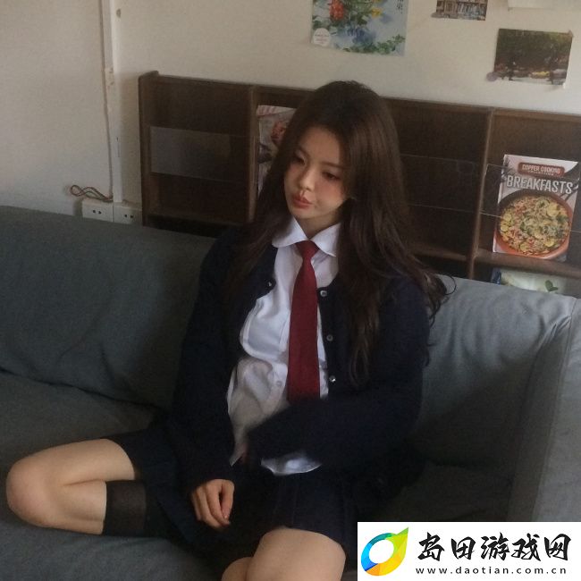 杨超越穿校服披卷发