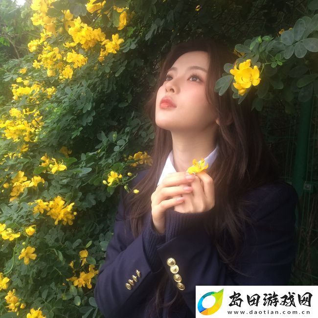 杨超越穿校服披卷发
