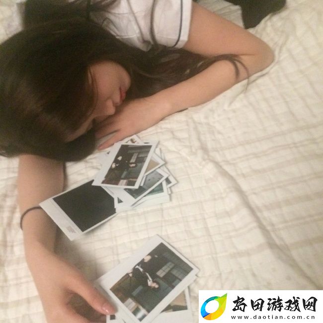 杨超越穿校服披卷发