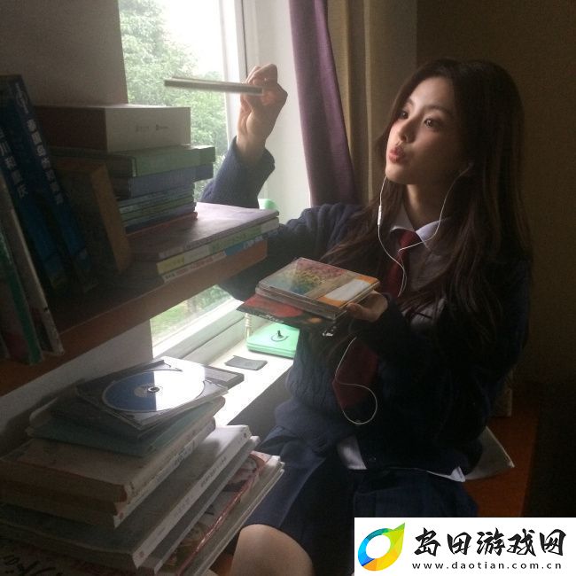 杨超越穿校服披卷发