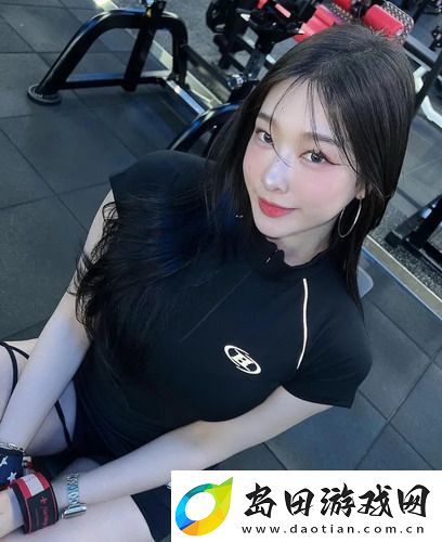 父亲有力挺送女儿的花园:温暖父爱的见证-花园里的幸福故事!